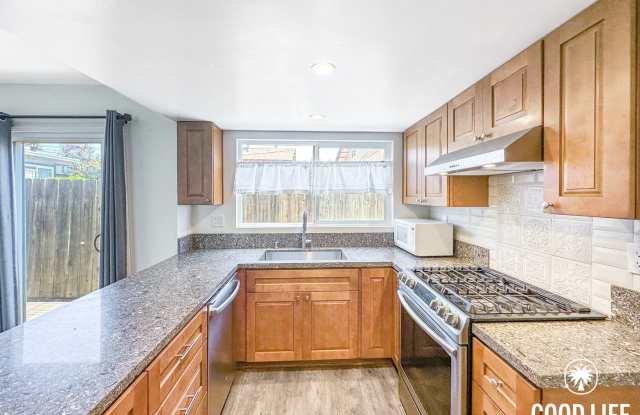 Renovated 3BD/2.5BA Condo in Chula Vista with Fireplace, W/D & Private Balcony photos photos