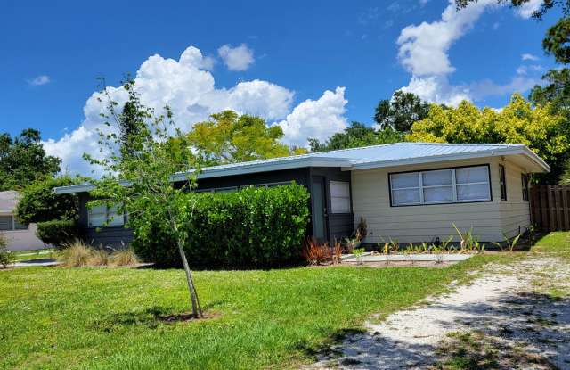 Annual UNfurnished nicely renovated 2/1 half duplex downtown Sarasota photos photos