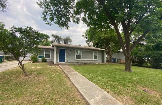 Welcome to this charming 2-bedroom, 1-bathroom house located in the heart of San Antonio, TX. photos photos