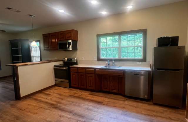 Beautifully Renovated 3-Bedroom Home with Fenced Yard in Jefferson, GA photos photos