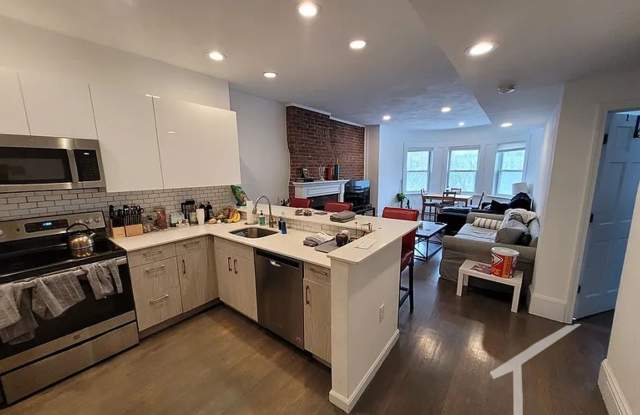 Charming 3 Bedroom-No Broker Fee Gallery 4