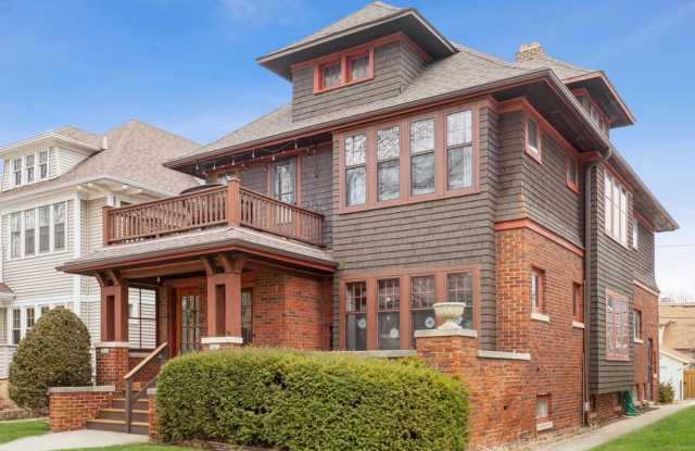 3822-3824 N Maryland Ave. photos photos