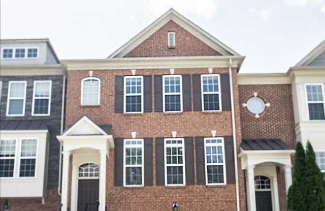 Spacious 3/3.5 Townhome in Beautiful Smyrna Neighborhood! Gallery 1