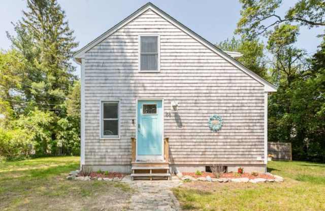 Recently Renovated Cozy Private Home - 56 Acushnet Road, Mattapoisett Center, MA 02739
