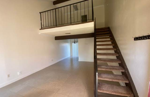 spacious one bedroom loft in Hanford - 946 West Cameron Street, Hanford, CA 93230