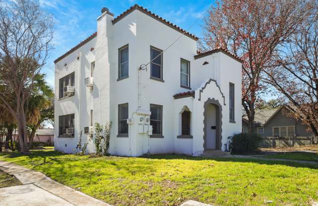 326 E Mistletoe Ave - 2 photos photos