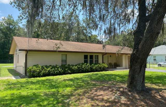 Family and pet friendly ANNUAL LEASE just outside The Villages Gallery 3