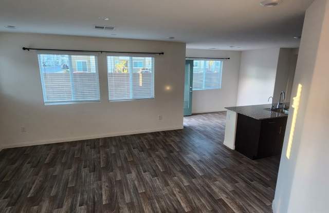 MOVE IN READY!! 3 bd, 2.5 ba, 2 car garage, loft- GATED COMMUNITY! Gallery 4