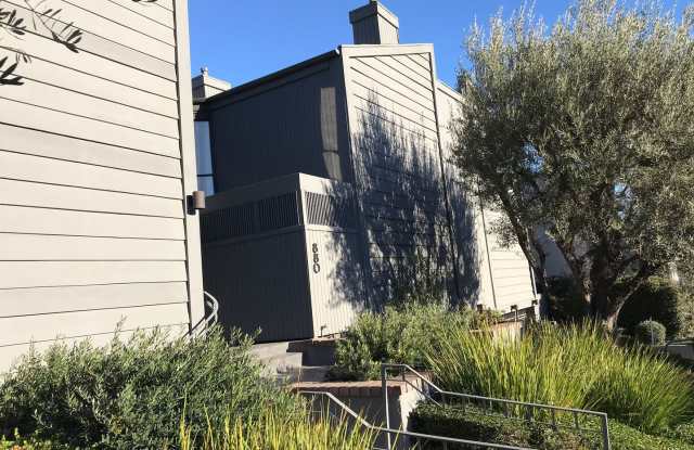 880 Hilldale Ave Unit 10 - 880 Hilldale Ave, West Hollywood, CA 90069
