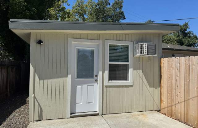 **Reserve for SUMMER 2027** Renovated Studio with Washer/Dryer & Private Yard Gallery 3