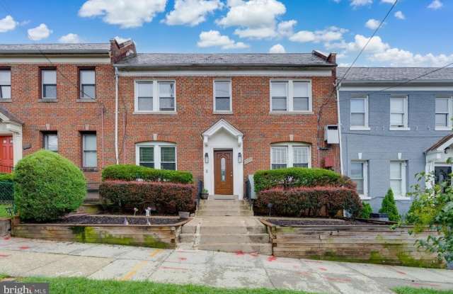 1333 ADAMS Street NE unit: 2 photos photos