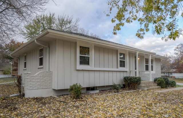 100 N Lee St - 100 N Lee St, Buckner, MO 64016