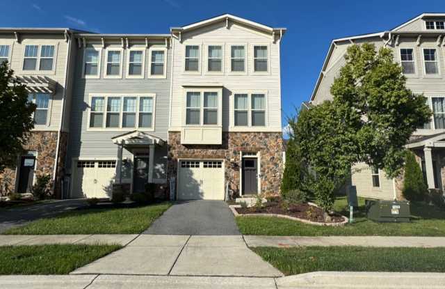 Lovely 3 BR/2.5 BA EOG Townhome in Glen Burnie! photos photos