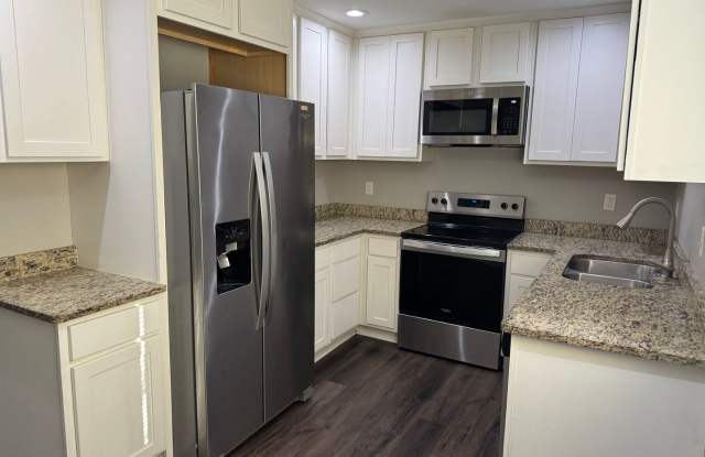 3 Bed/2 Bath Townhouse near Downtown Shakopee- Available Now! photos photos