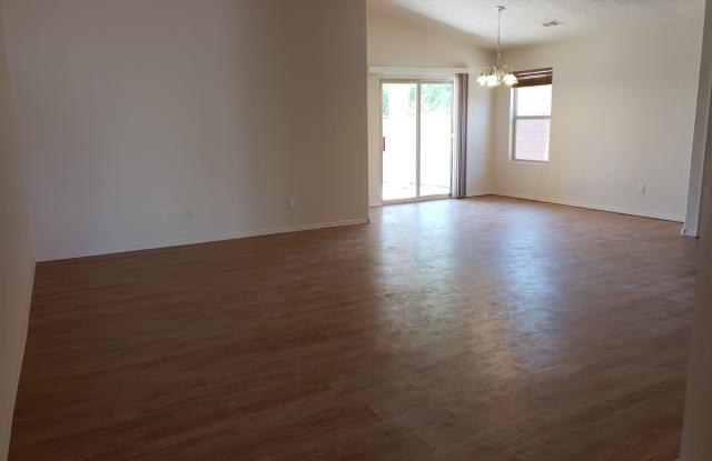 3 bed 2 bath home in Huning Ranch Gallery 4