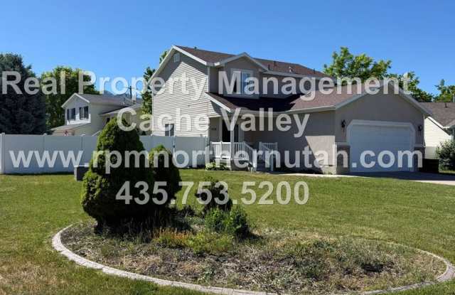 Immaculate 3 bedroom home in North Logan! Available in August photos photos