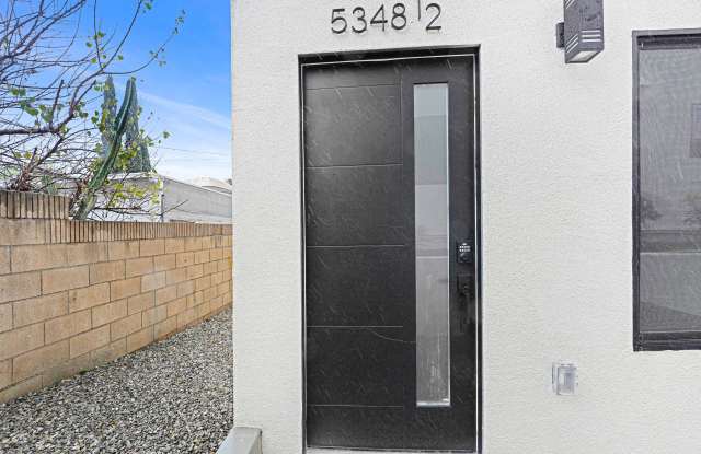5348 1/2 Oakland Street Gallery 3