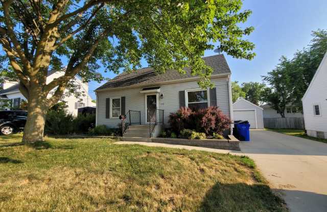 Great NE location 3 bedroom 1 bath, 1 stall garage with fenced yard! - 128 38th Street Northeast, Cedar Rapids, IA 52402 Great NE location 3 bedroom 1 bath, 1 stall garage with fenced yard! - 128 38th Street Northeast, Cedar Rapids, IA 52402