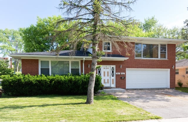 330 East Russell Street - 330 East Russell Street, Barrington, IL 60010