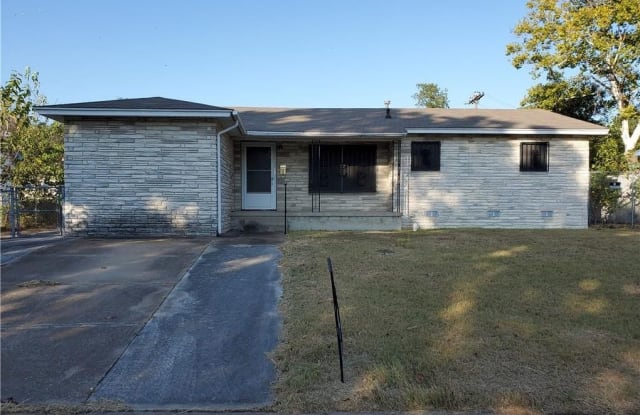 907 Leonhard Street photos photos