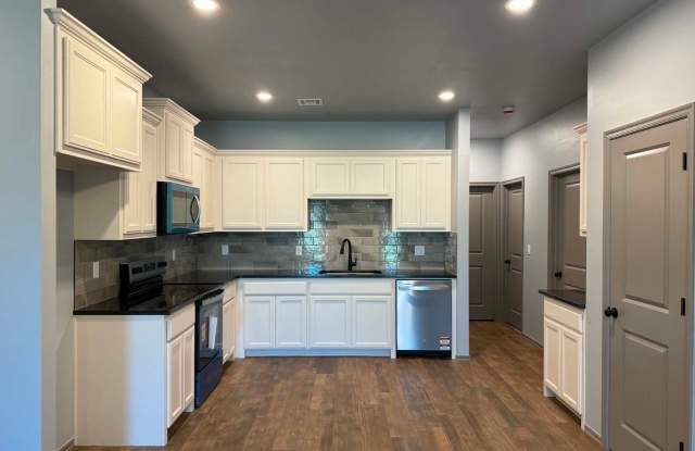 AVAILABLE NOW - $500 OFF 1ST FULL MONTH Brand New Construction in McLoud! Gallery 4