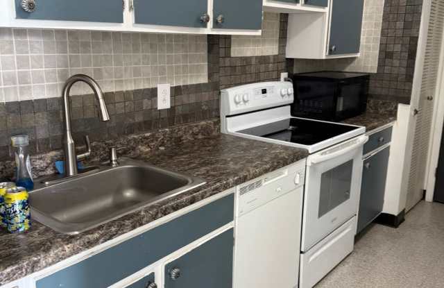 Linden Street Apartment GREAT Location ,includes everything but electric Gallery 3
