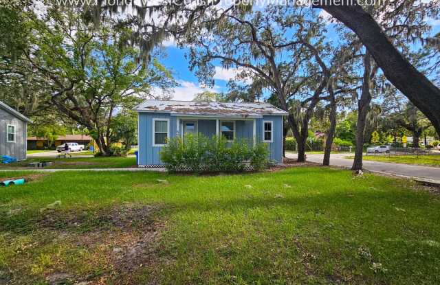 ADORABLE 2 BEDROOM/1 BATH COTTAGE! BRADENTON! ANNUAL LEASE! - 575 18th Street East, Bradenton, FL 34208