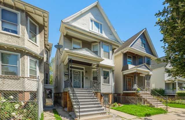 2444 W Gunnison St photos photos