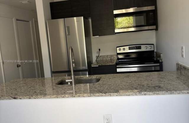 423 E 27th St - 423 East 27th Street, Hialeah, FL 33013