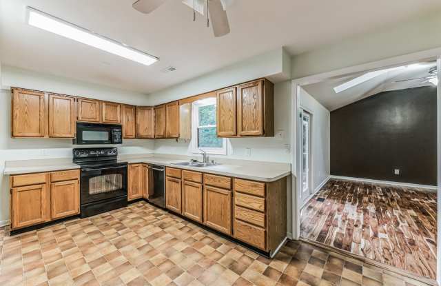 Country Charmer 3Bd/2.5Bth colonial home w/ 2 car garage on 1 acre! $1000 first month credit! Gallery 4