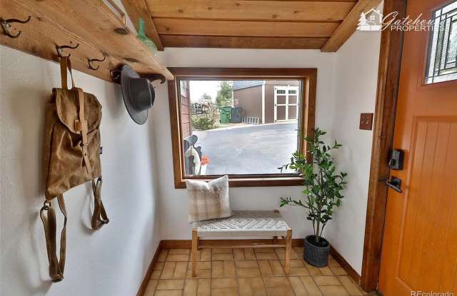 Beautiful 3-Bedroom Mountain Home with Hot Tub, Expansive Deck & Direct Trail Access Gallery 4