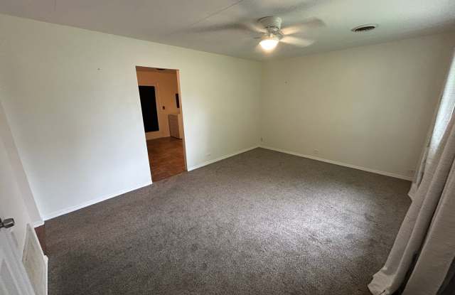 Well-maintained 3-bedroom, 1-bath house in a great location Gallery 3