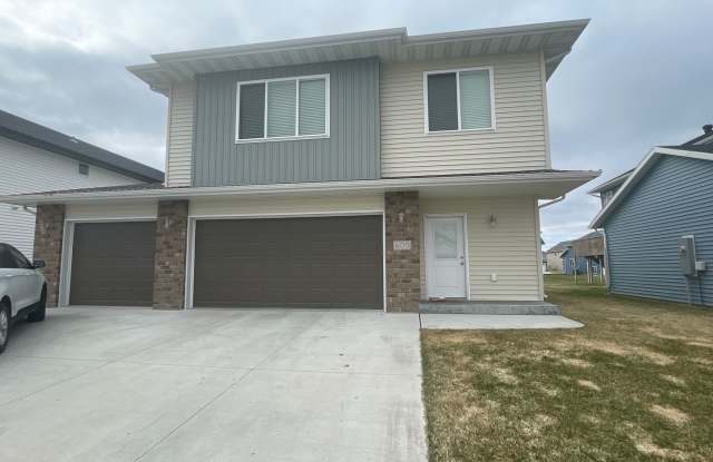 4-bedroom, 3-bathroom Horace Single-Family Home w/ 3 Stall Garage photos photos