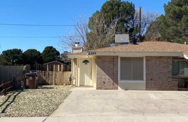 Cute 2 bedroom, 2 bath duplex, spacious backyard. photos photos