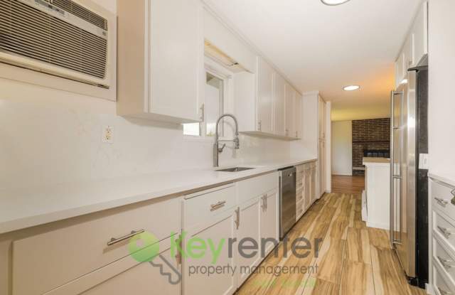 **Rent Special- $2,000 credit** Versatile 5 Bedroom Retreat with Office and Outdoor Living in Burien Gallery 4