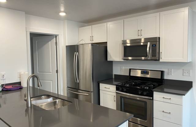 943 E Thunderbolt Ct Gallery 2