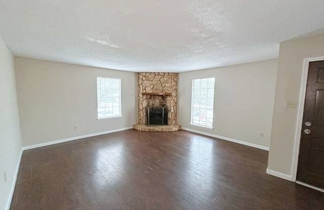 2 Bedroom Upstairs Condo Located off College & Perkins Gallery 4