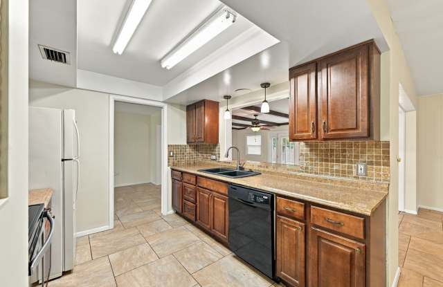 Spacious 4-Bedroom Home in Fairway Estates – Dunedin Gallery 4