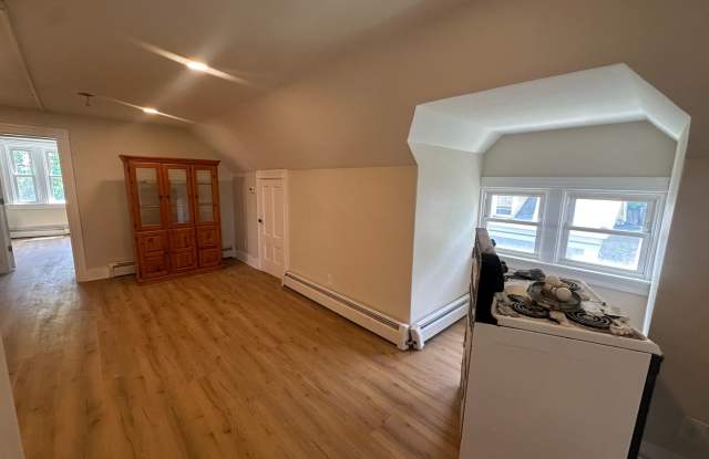 UPDATED 2 Bed/ 1 Bath Apartment in East Greenwich Gallery 2