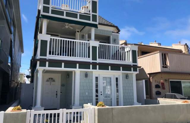 LARGE 1 Bedroom close to the beach with parking! - 117 30th Street, Newport Beach, CA 92663