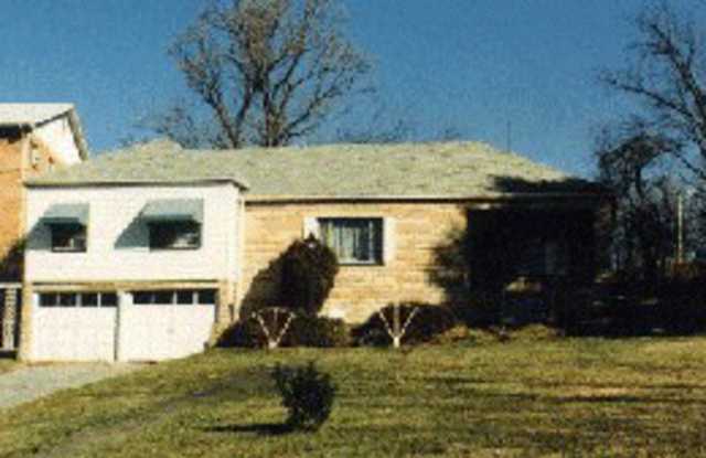 3 Bedroom House located in Evansdale - Available 08/05! - 2854 University Avenue, Morgantown, WV 26505