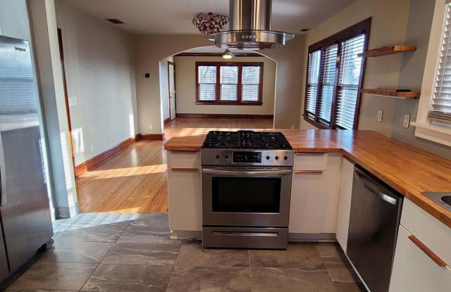 Charming 2 bedroom, 1 bathroom upper-level duplex in Saint Paul - 701 Hawthorne Avenue East, St. Paul, MN 55106