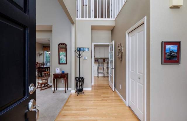 Beautifully Maintained Lake Oswego Home on a Quiet Cul-de-Sac Gallery 4