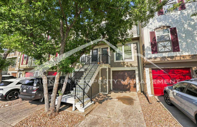 Spacious Townhouse with Central AC and Washer/Dryer Gallery 1
