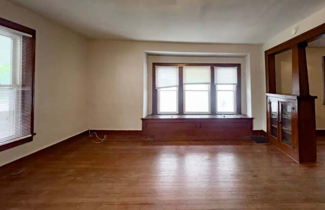 6 Bedroom, 3 Bathroom Large Home, Close to Campus: Washer and Dryer Included Gallery 3