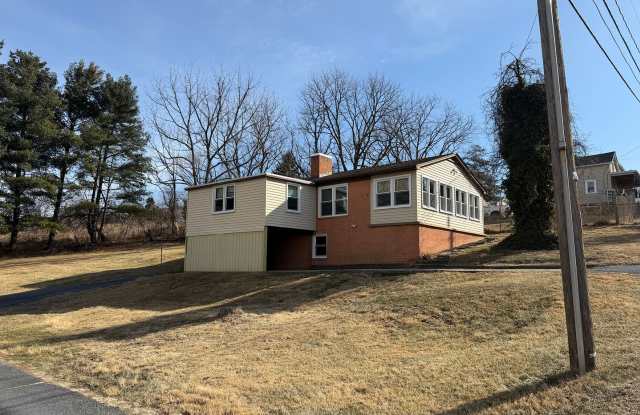 Charming Country Home with Spacious Yard  Mountain Views – Singers Glen, VA photos photos