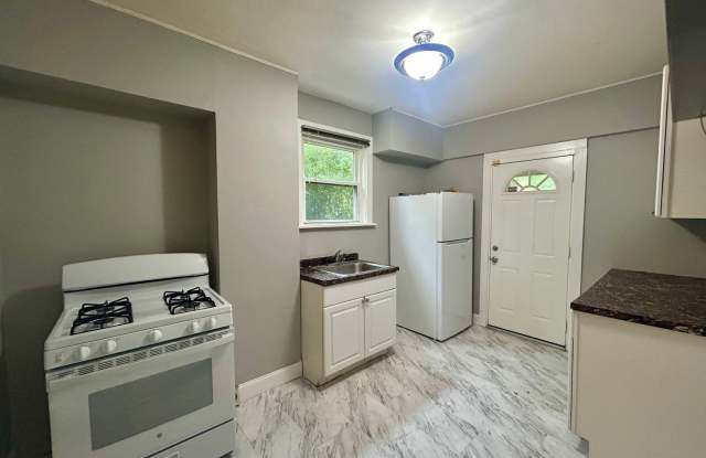 Available Now! Spacious 4 Bedroom Home in Marshall Shadeland | Pet Friendly Gallery 4