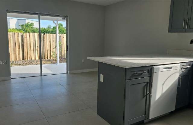 16125 SW 137th Ct Gallery 3