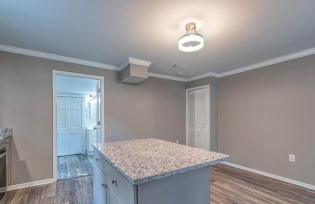 Room in 4 Bedroom Home at Grand Ave SW Gallery 4