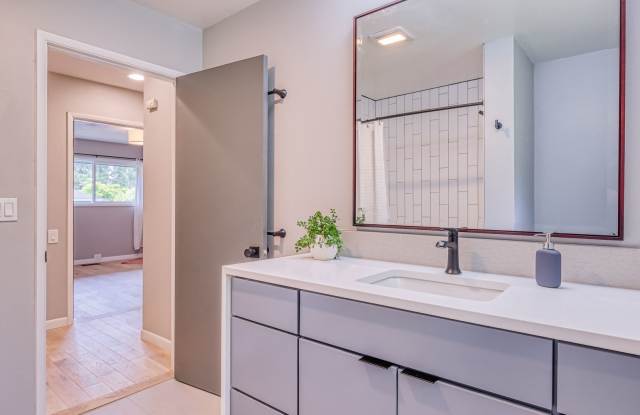 Spectacular Remodeled 3Bed/3Bath Mid Century Home Gallery 3